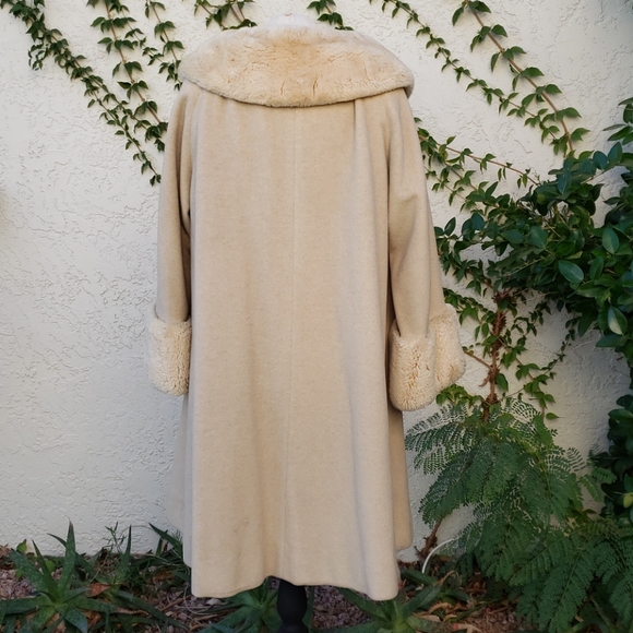 Coat With Fur collar and sleeve cuffs - Picture 5 of 8